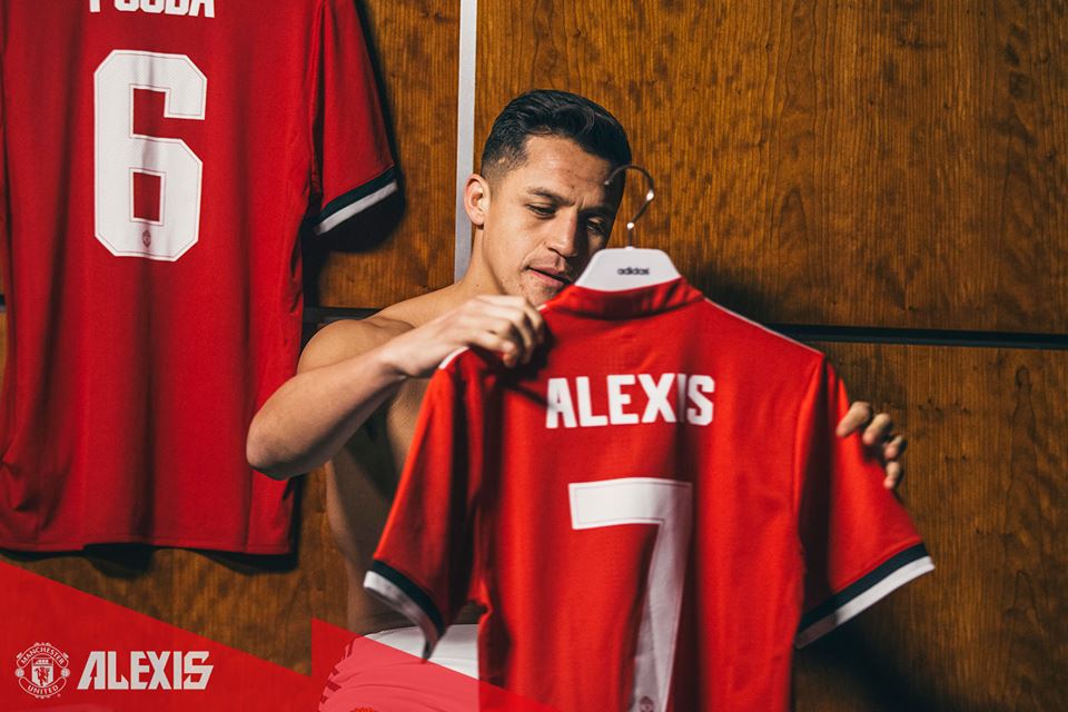 CHÙM ẢNH: Alexis Sanchez rạng rỡ khi trở thành số 7 mới tại Old Trafford khiến fan phát cuồng
