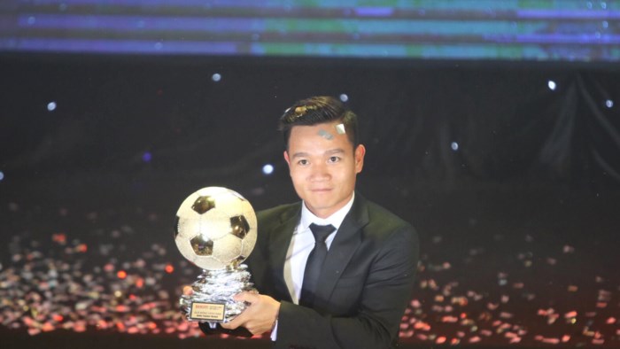 Đánh bại Anh Đức, Đinh Thanh Trung xuất sắc giành Quả bóng vàng Việt Nam 2017