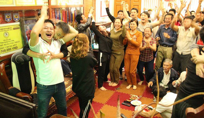 Gia đình Quang Hải vỡ òa sau bàn gỡ của U23 Việt Nam