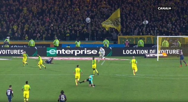 CỰC HÀI trận Nantes-PSG: Bị đẩy ngã, trọng tài vung chân trả đũa rồi rút thẻ đỏ đuổi cầu thủ chủ nhà