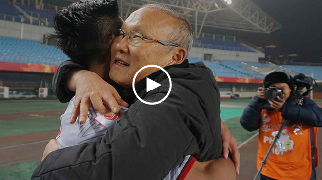 VIDEO: Người cha Park Hang-seo ôm hôn đầu từng đứa con sau chiến tích vi diệu khiến fan cảm động