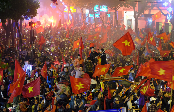 CHÙM ẢNH: Đường phố rợp cờ đỏ sao vàng, CĐV ùn ùn đi ‘bão’ dù Việt Nam không vô địch