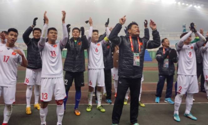 CLIP: Các tuyển thủ U23 VN hò hét khản cổ ăn mừng chiến thắng lịch sử khiến tất cả xúc động