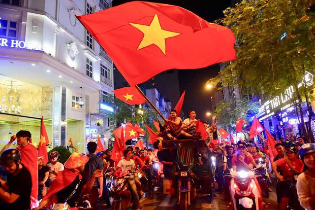 Báo Hàn Quốc trầm trồ với “những dòng thác đỏ” chào mừng những chiến binh U23 Việt Nam trở về