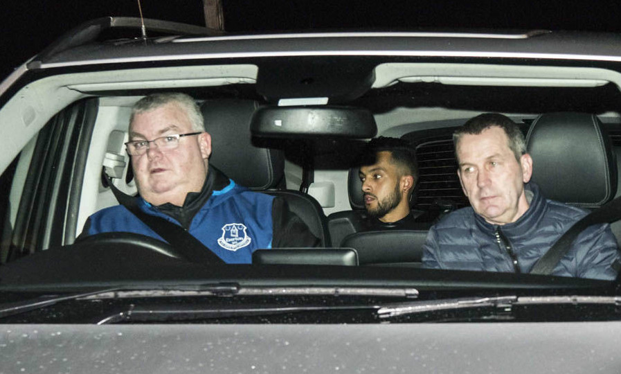 NÓNG: Bắt gặp Walcott lặng lẽ đến kiểm tra y tế, Everton có người thay thế Barkley