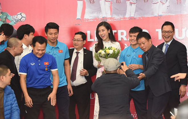 Chết cười với khoảnh khắc Quang Hải thẹn thùng trao hoa cho Hoa hậu Mỹ Linh, bị đồng đội trêu ‘kiễng chân lên đi’