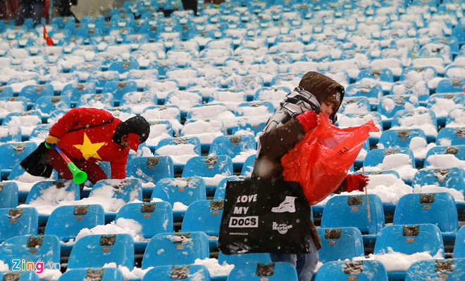 HÀNH ĐỘNG ĐẸP: CĐV Việt Nam nán lại dọn rác ở sân Thường Châu khiến bạn bè quốc tế cảm động