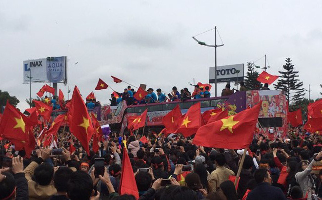 TƯỜNG THUẬT: U23 Việt Nam diễu hành trên buýt mui trần trong biển người nghẹt thở, đã về tới cầu Nhật Tân!