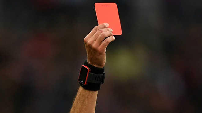 HY HỮU: Rút thẻ đỏ, trọng tài bị cầu thủ hành hung đến chết