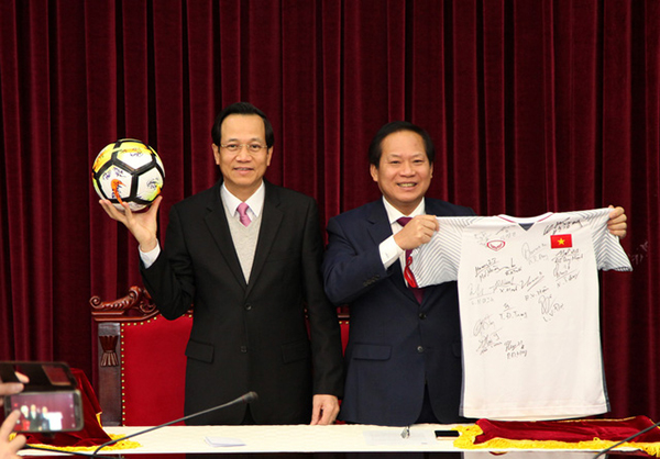 Phát sốt với số tiền cực “khủng” của món quà của U23 Việt Nam tặng Thủ tướng Nguyễn Xuân Phúc