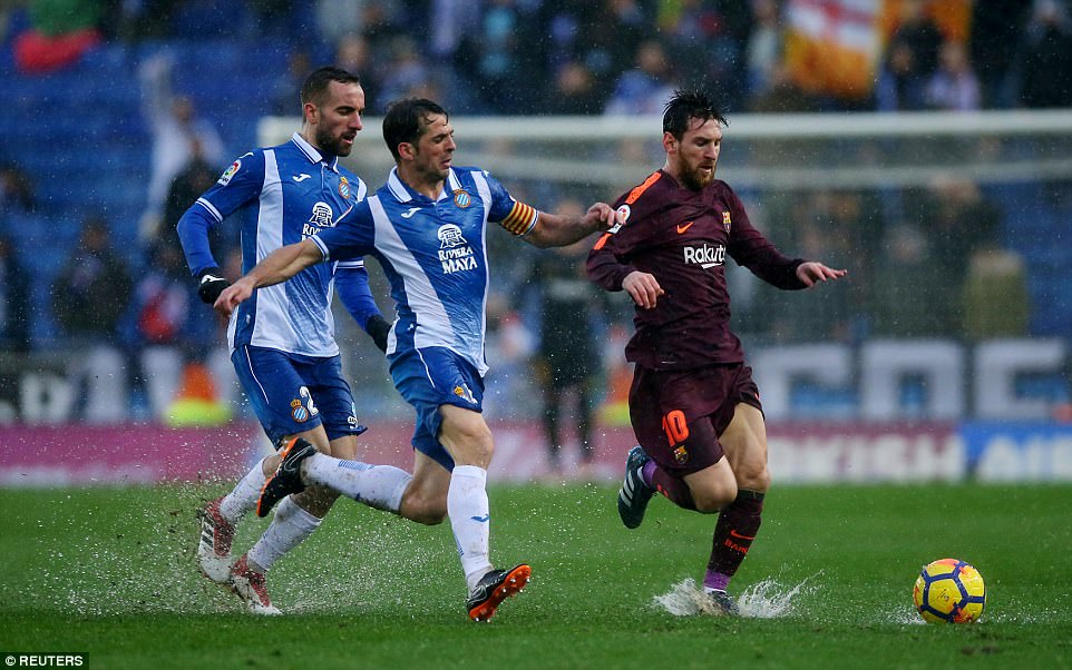 Messi – Suarez “tịt ngòi”, Coutinho mờ nhạt, Barca suýt gục ngã sau trận khổ chiến giữa màn mưa