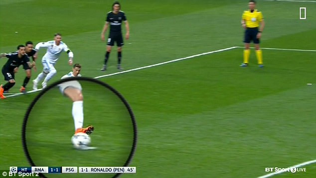 Bí ẩn trái bóng tự xê dịch trước khi Ronaldo sút phạt đền