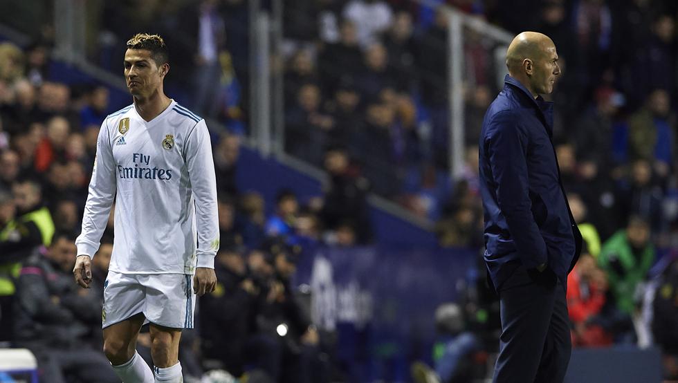 CHÙM ẢNH: Chơi thất vọng, Ronaldo tỏ thái độ bực dọc với “máy quay” khi bị thay ra