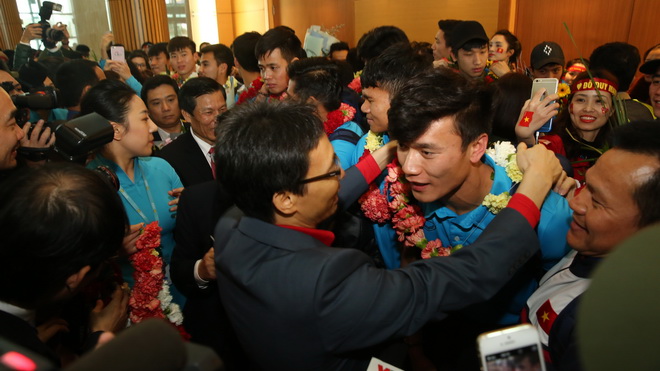CHÙM ẢNH: Đổ bộ xuống sân bay Tân Sơn Nhất, dàn sao U23 Việt Nam được fan chào đón cuồng nhiệt