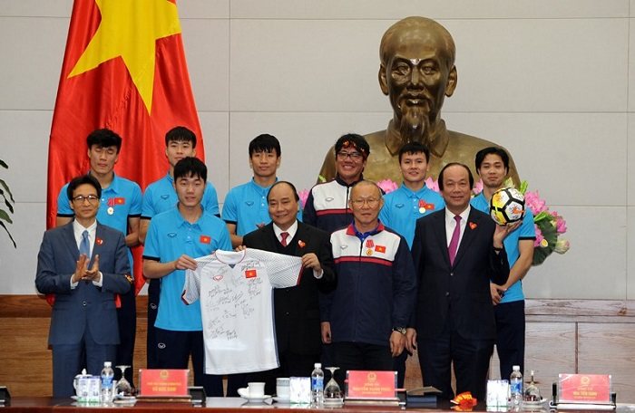 Quả bóng và chiếc áo ĐT U23 Việt Nam tặng Thủ tướng được bán với giá “không thể tin nổi”