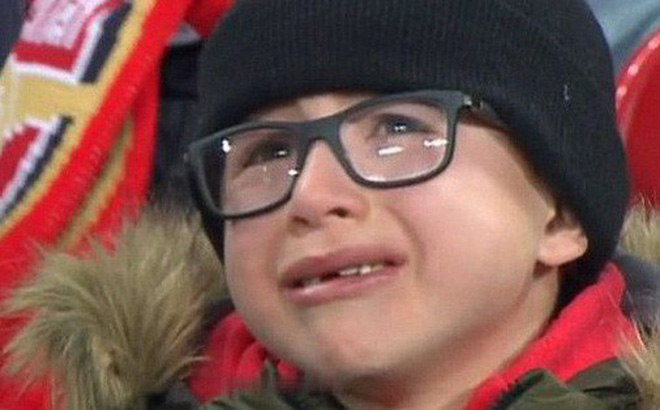 “Nhìn fan nhí khóc tức tưởi thế này, Arsenal liệu có thấy hổ thẹn”