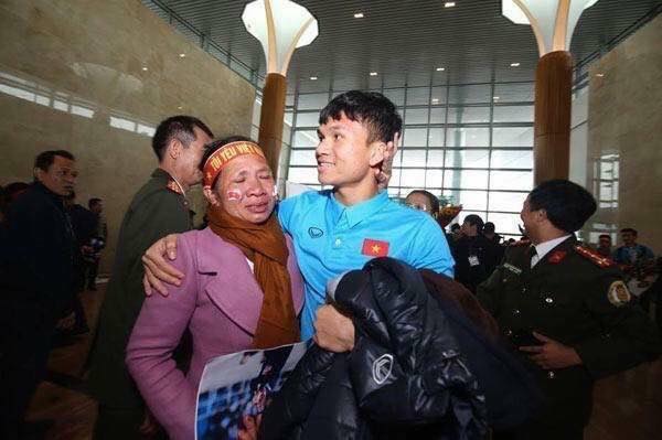 TIẾT LỘ: Rơi nước mắt với món quà trị giá 10 nghìn đồng mẹ Xuân Mạnh tặng con ở sân bay.
