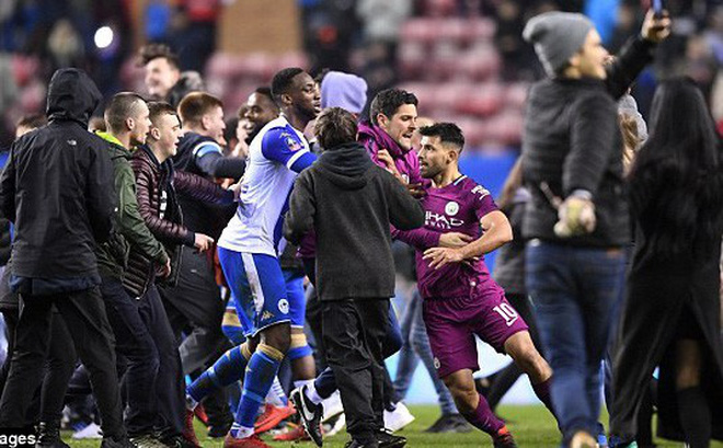 NÓNG: LĐBĐ Anh ra phán quyết cuối cùng về hành vi phi thể thao của Aguero