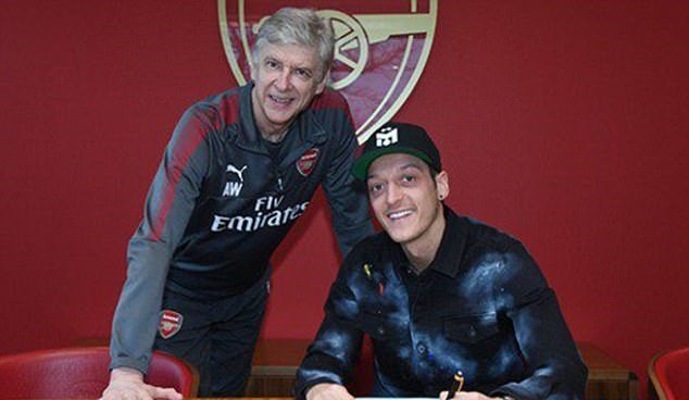 CHÍNH THỨC: Sau tất cả, chỉ Mesut Ozil ở lại “trục vớt” con tàu đắm Arsenal
