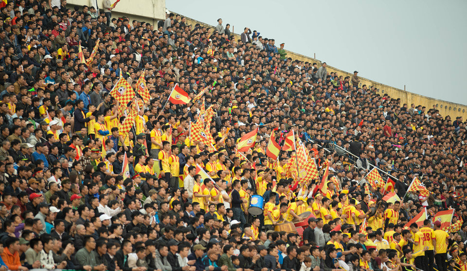 Sốc nặng khi chứng kiến 22.000 người đến sân ngày Nam Định trở lại V.League sau 8 năm