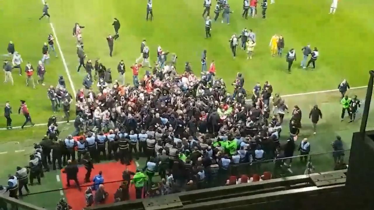 Bạo loạn hơn cả CĐV Hải Phòng: Hàng ngàn CĐV Pháp tràn xuống làm thịt HLV và các cầu thủ ngay trên sân