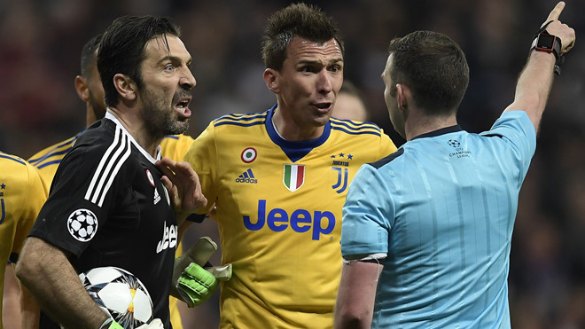 2 ngày sau trận tứ kết, đã tìm ra danh tính thủ phạm khiến Buffon nhận chiếc thẻ đỏ “oan nghiệt” nhất sự nghiệp