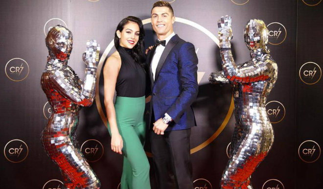 Ronaldo sắp cưới vợ, đòi lương ngang Messi