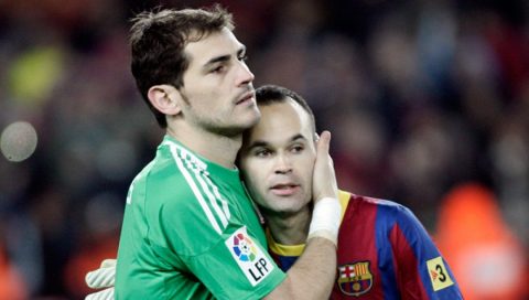 Casillas hồi tưởng trong nước mắt: “Giá mà tôi được chia tay có tình người như Iniesta và Torres”