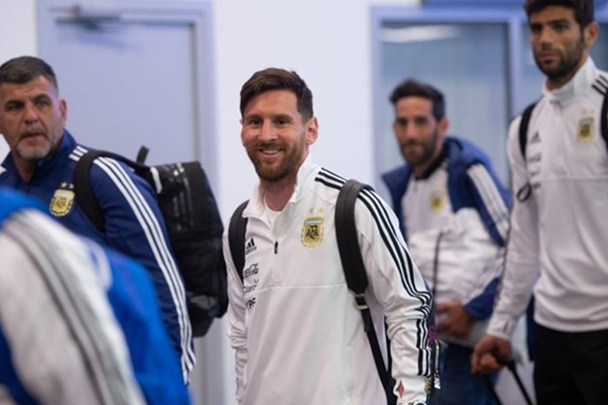 Trái ngược với Ronaldo, Messi giản dị trong trang phục áo tập dẫn đầu Argentina đổ bộ đất Nga