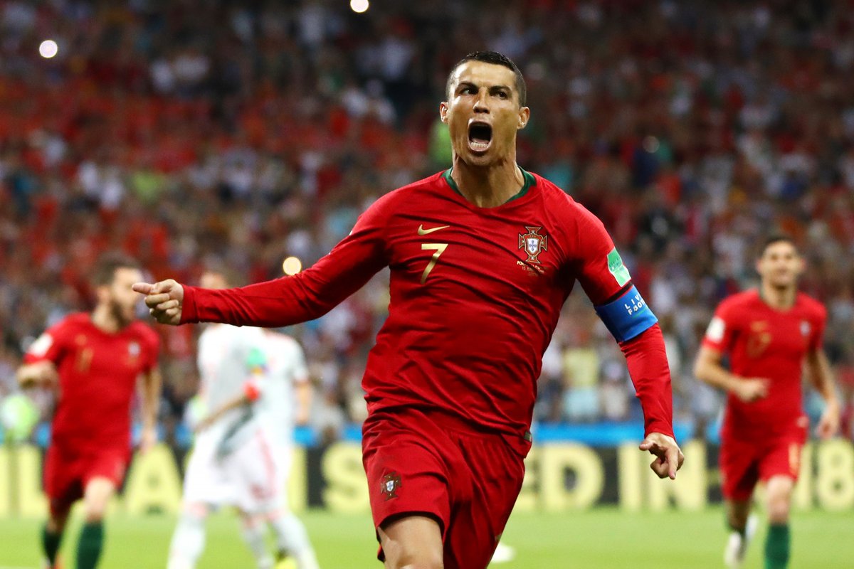 3 lần phá lưới Tây Ban Nha, Ronaldo đi vào ngôi đền của những huyền thoại khiến cả TG ngã mũ thán phục
