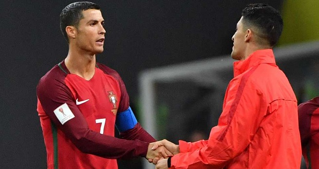 Sóng lớn tại MU: Ronaldo gửi tối hậu thư dằn mặt Alexis Sanchez
