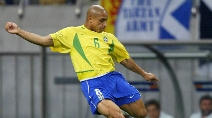 5 hậu vệ biên xuất sắc nhất lịch sử World Cup, Roberto Carlos và những ai?