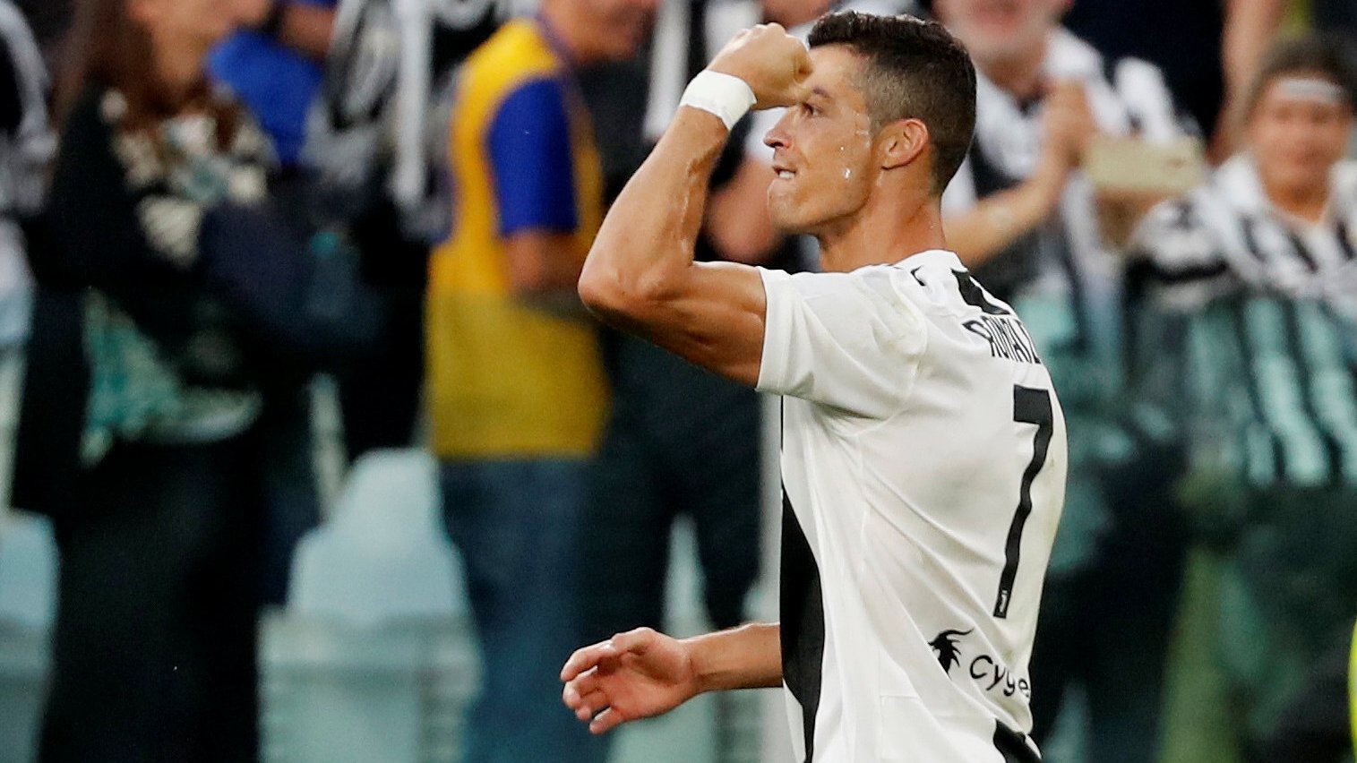 Xe lưới Genoa, Ronaldo tiếp tục cho Messi ‘hít khói’ kỷ lục ghi bàn