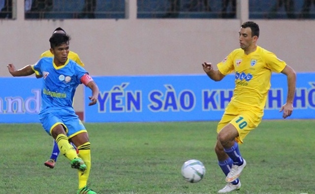Bùi Tiến Dũng thi đấu xuất thần như De Gea, FLC Thanh Hóa nhẹ nhàng đánh bại Sanna Khánh Hòa giành ngôi Á quân V-League 2018