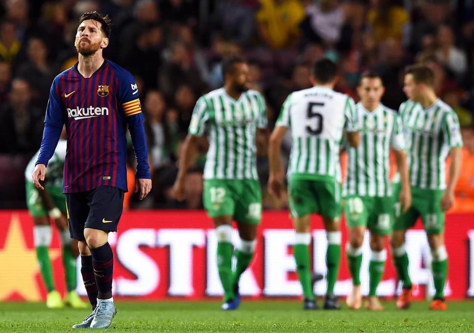 Messi lập cú đúp “thần thánh” ngày trở lại, Barca vẫn thua bẽ bàng trước Betis ngay tại thánh địa Nou Camp