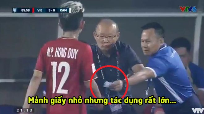 Tiết lộ mẩu giấy “nhắc bài” thầy Park đưa cho Hồng Duy trong trận đấu với Campuchia, lại là chiến thuật ‘dị’ của HLV người Hàn Quốc