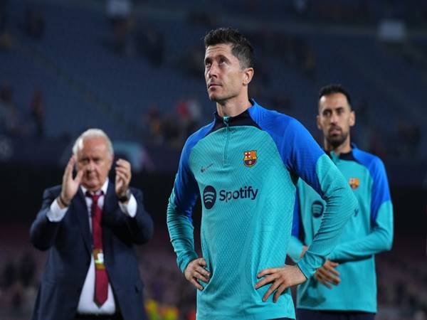 Tin Barca 1/11: Lewandowski buồn bã khi Barcelona dừng chân ở C1