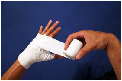 Lưu ý khi quấn tay khi tập boxing cho người mới bắt đầu Lưu ý khi quấn tay khi tập boxing cho người mới bắt đầu
