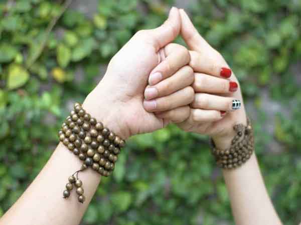 Đeo vòng phong thủy tay nào hợp phong thủy?