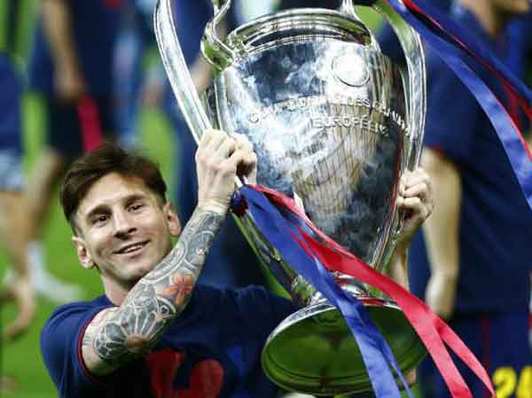 Lionel Messi bắt đầu sự nghiệp chuyên nghiệp tại FC Barcelona