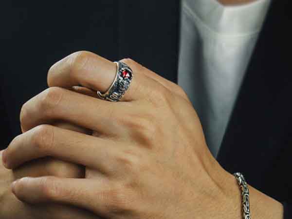 Nam mệnh thủy đeo nhẫn ngón nào hợp phong thủy?