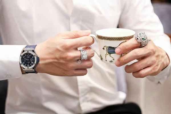 Nam mệnh hỏa đeo nhẫn ngón nào giúp thu hút tài lộc?