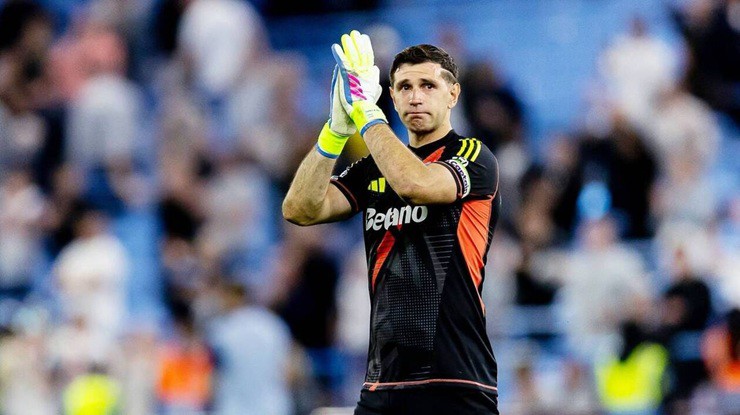 Tin BĐ: MU vs Barcelona tranh giành thủ môn Emiliano Martinez